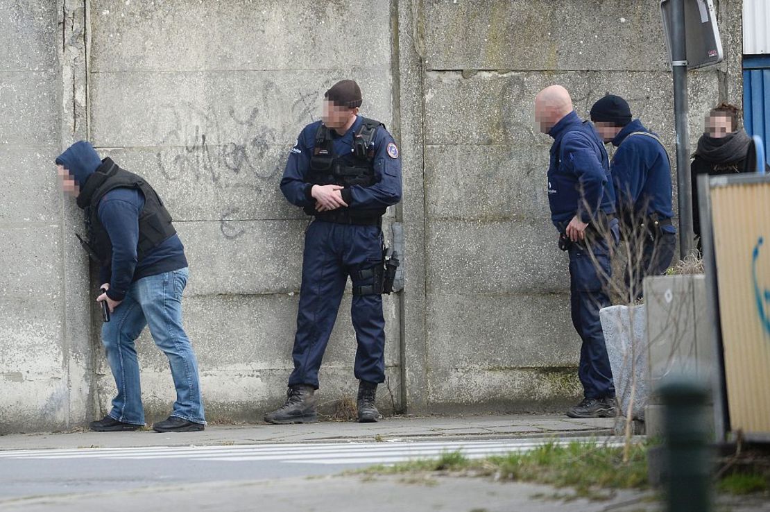 Según reportes de las autoridades, los policías recibieron ráfagas de disparos cuando intentaron entrar a un edificio que creían que estaba desocupado en Bruselas.