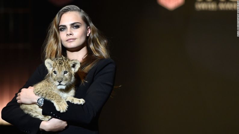 La modelo Cara Delevingne, una de las últimas embajadoras de TAG Heuer, fue seleccionada para ayudar a la marca para que llegara a un público más juvenil.