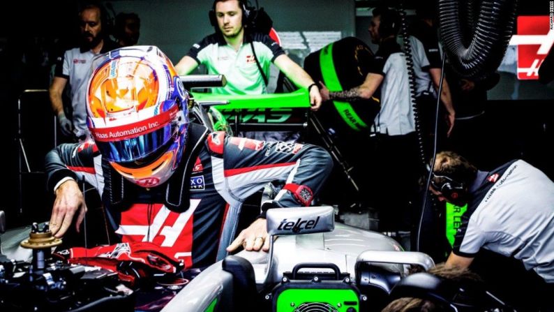 El piloto de carreras Romain Grosjean es uno de los embajadores deportivos para Richard Mille, una marca que se enorgullece de desarrollar relojes que pueden ser usados durante el deporte.