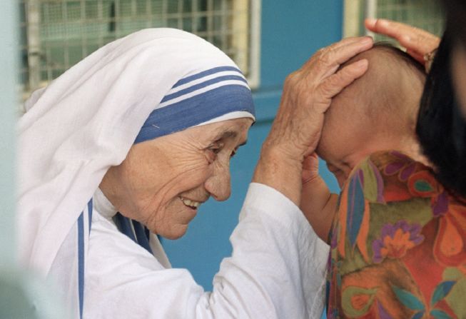 Madre Teresa: fascinada por la vida religiosa desde temprana edad, la Madre Teresa fundó la orden de las Misioneras de la Caridad, una organización religiosa católica romana que dirige hospicios y casas para personas que luchan contra el VIH/SIDA. Ella pasó gran parte de sus últimos años cuidando a los pobres de la India. Será canonizada oficialmente el 4 de septiembre de 2016.