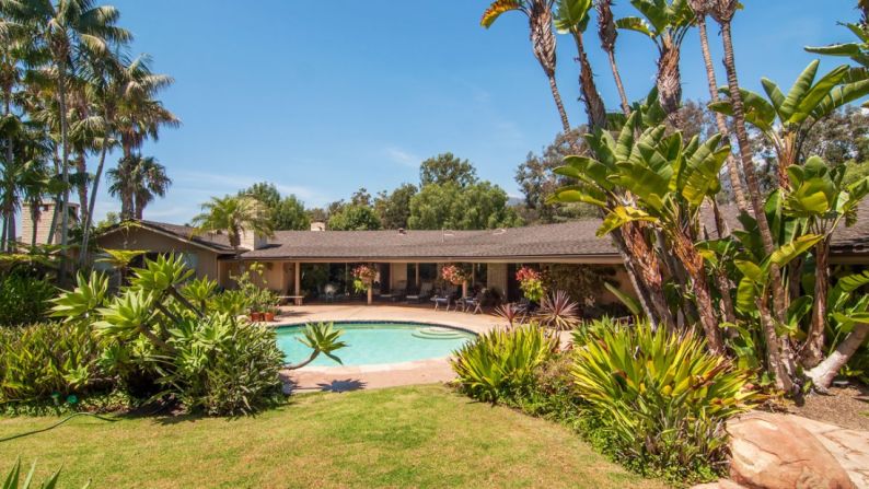 La casa principal fue diseñada por el arquitecto Cliff May, conocido por su ‘California Ranch House’ (casa de rancho de California), la cual regularmente se caracteriza por un techo largo y bajo. La nueva casa de Winfrey se extiende sobre más de 464,51 metros cuadrados y cuenta con cuatro dormitorios, cuatro chimeneas y una vista hacia una piscina.