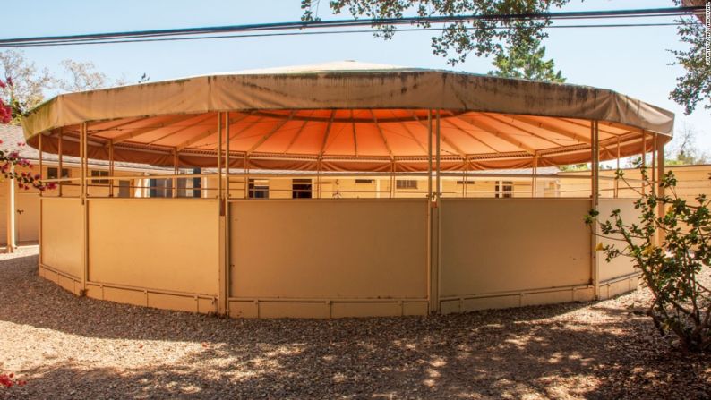 Un corral redondo techado, también para caballos, aparece fotografiado en la propiedad.