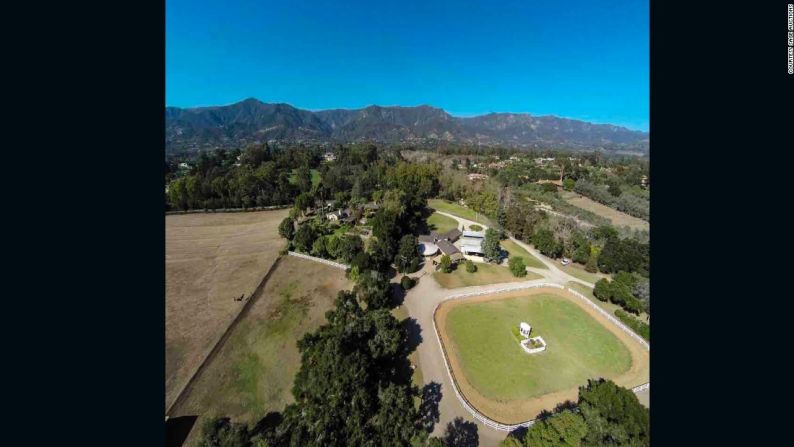 Esta vista aérea de un drone muestra la propiedad ecuestre, incluyendo las instalaciones para montar y la residencia principal que se extiende ante las Montañas de Santa Ynez.