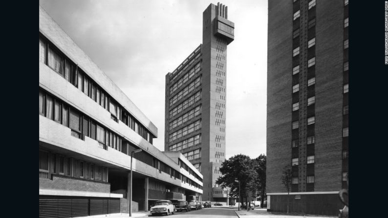 Trellick Tower, Londres – Diseñada por Erno Goldfinger y construida en Golborne Road, al oeste de Londres, se creía que Trellick Tower había sido una inspiración directa para la torre de apartamentos de Ballard. Terminada en 1972, la torre de 98,14 metros de alto y 217 apartamentos también aparece en la novela 'London Fields' de Martin Amis y hoy en día es un edificio listado como Grado II.