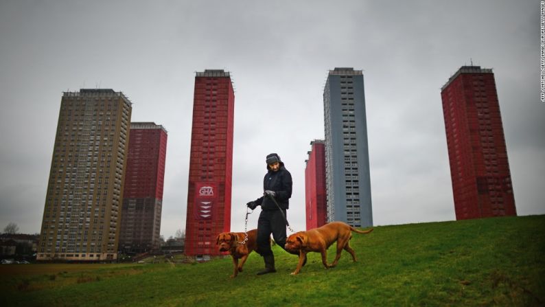 The Red Road Flats, Glasgow – Medio arrasado en 2014 en tan solo 15 segundos, el Red Road Flats en Glasgow fue derribado como parte de la ceremonia de apertura de los Juegos de la Mancomunidad de ese año. El edificio inaugurado en 1971 a un costo de 6 millones de libras esterlinas y diseñado por Sam Bunton & Associates, apareció en la película "Red Road" (2006) ganadora del Premio BAFTA y en Cannes.