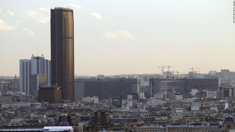 Tour Montparnasse, París – La monolítica Tour Montparnasse, un rascacielos de oficinas en el XV Distrito de París, es tan imponente hoy como lo era cuando fue terminada en 1973. Con doscientos diez metros de altura, este era el edificio más alto de la capital francesa hasta 2011.