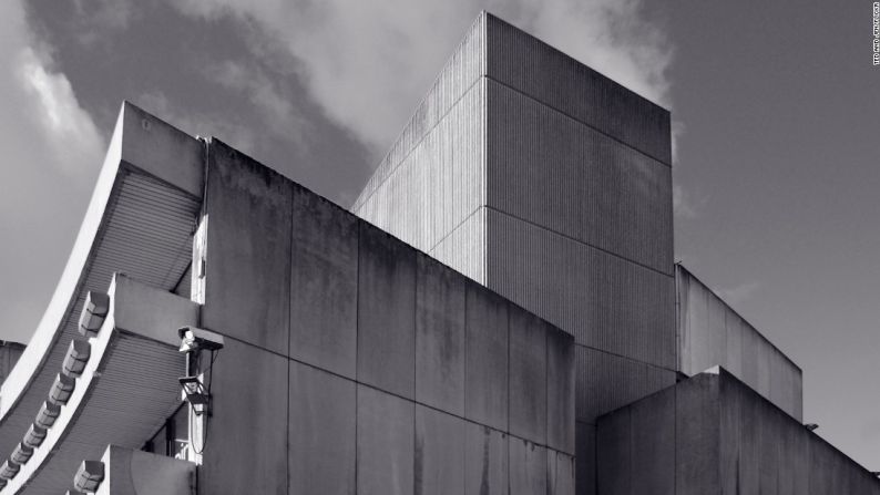 Biblioteca central de Birmingham, Birmingham – Considerada por Wheatley como una posible ubicación de filmación, al equipo se le negó el acceso a la Biblioteca central de Birmingham. Es una imponente estructura, que una vez fue descrita por el príncipe Carlos como que una que se asemejaba a "un lugar donde los libros son incinerados y no conservados". Desde que fue reemplazada, su demolición se inició en diciembre de 2015. (Cortesía de Ted y Jen/Flickr).