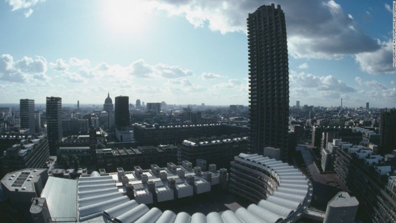 The Barbican State, Londres – The Barbican Estate, Londres, alrededor de 1985. Construido sobre un terreno destruido por las bombas alemanas en la Segunda Guerra Mundial, hoy en día es una mezcla de alojamiento residencial (incluyendo Lauderdale Tower, en la fotografía), oficinas y un centro para las artes escénicas.