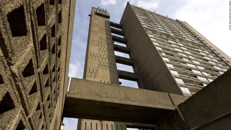 Balfron Tower, Londres – Más alta que Trellick Tower pero similar en diseño, Balfron Tower cuenta con 26 niveles y está ubicada en el distrito londinense de Tower Hamlets. Además desde la mente del arquitecto brutalista Erno Goldfinger, esta fue completada en 1967.