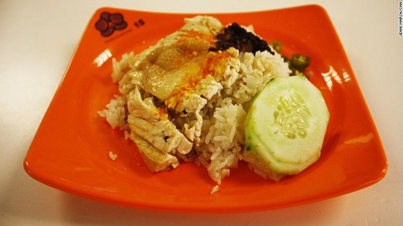 El pollo hainanese con arroz y pepino es considerado un platillo nacional de Singapur.