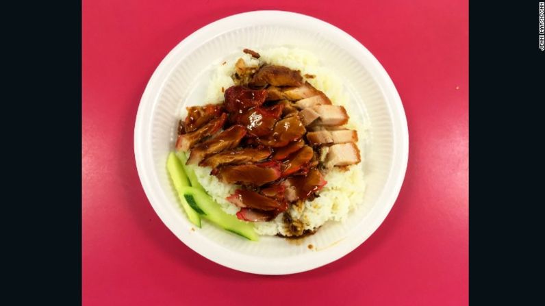 Char siu crujiente (cerdo a la barbacoa) y arroz se sirve en la Terminal 1 del Aeropuerto de Singapur por 2 dólares.