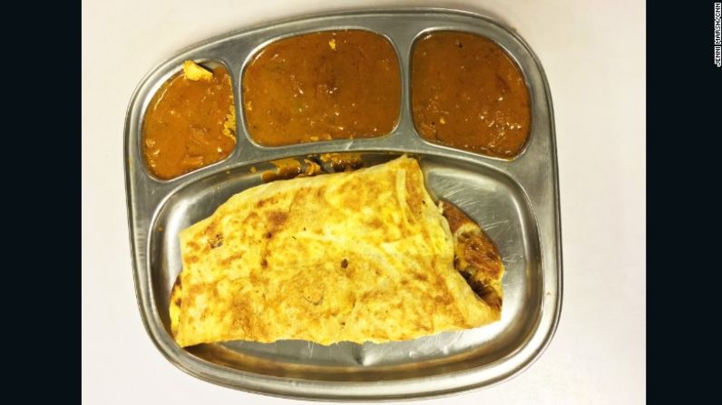 Murtabak –una tortilla rellena de pollo y cebolla, servida con curry– es un alimento popular de la calle en Indonesia.