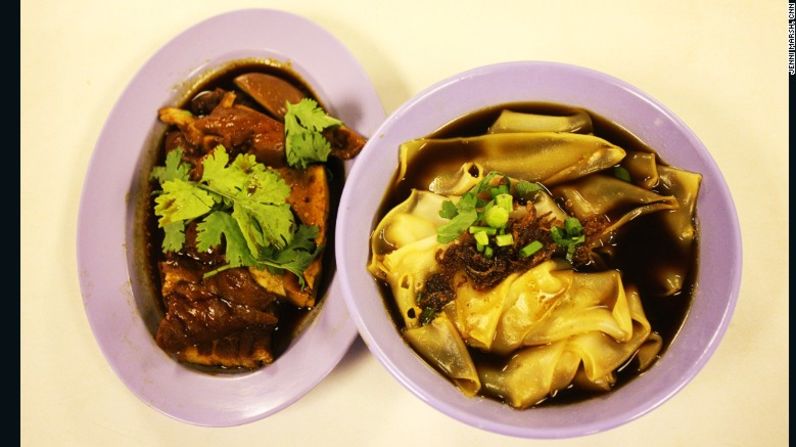 Un platillo Teochew de kway chap con cerdo en estofado en el comedor del personal ubicado en la Terminal 1 del aeropuerto de Singapur.