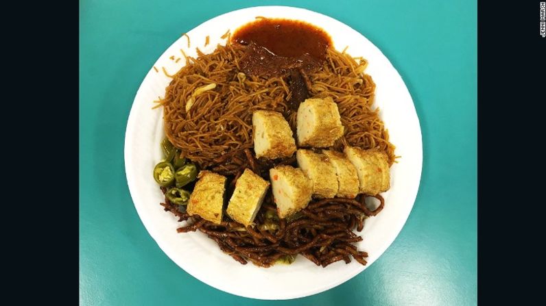 Bee hoon frito (fideos finos de arroz) y tofu en el comedor del personal en la Terminal 1 del Aeropuerto de Singapur.