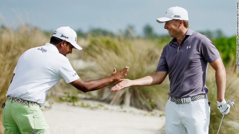 El jugador de 28 años de edad, Lahiri, dice que haber compartido con Tiger Woods en 2014 fue "surrealista", pero ahora cuenta con algunos de los mejores jugadores en el mundo como amigos. Aquí él celebra con el número uno del mundo Jordan Spieth en uno en un torneo en Bahamas el 3 de diciembre de 2015.