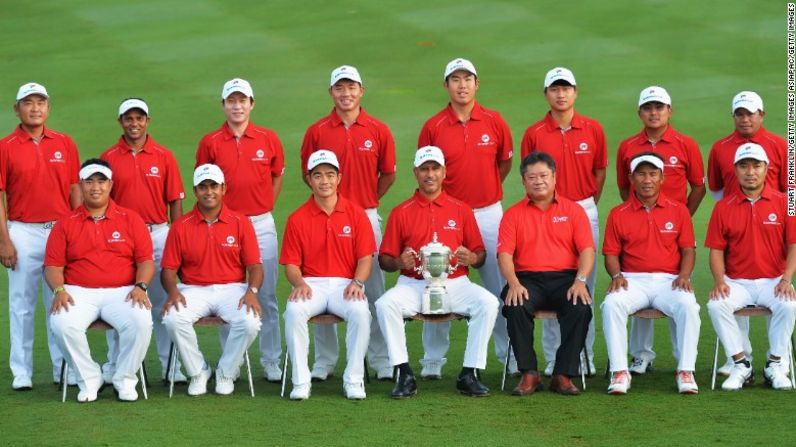 Lahiri (segundo desde la izquierda, fila del frente) es pieza obligada en equipos de la copa que representan a Asia. En esta foto se le ve con su equipo antes del inicio de la Copa Eurasia el 14 de enero de 2016 en Kuala Lumpur, Malasia.