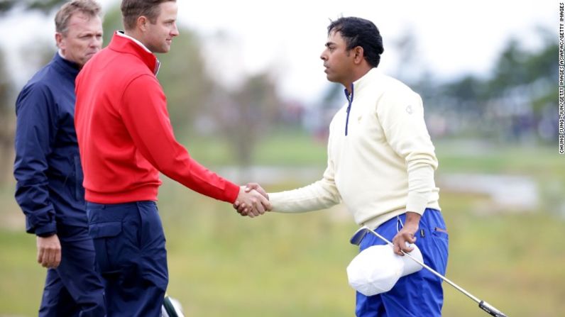 Lahiri, en esta foto dándole la mano a Chris Kirk del equipo de EE.UU., dice que participar en torneos como la Copa Presidentes en octubre de 2015 es una señal de que su carrera va en la dirección correcta.