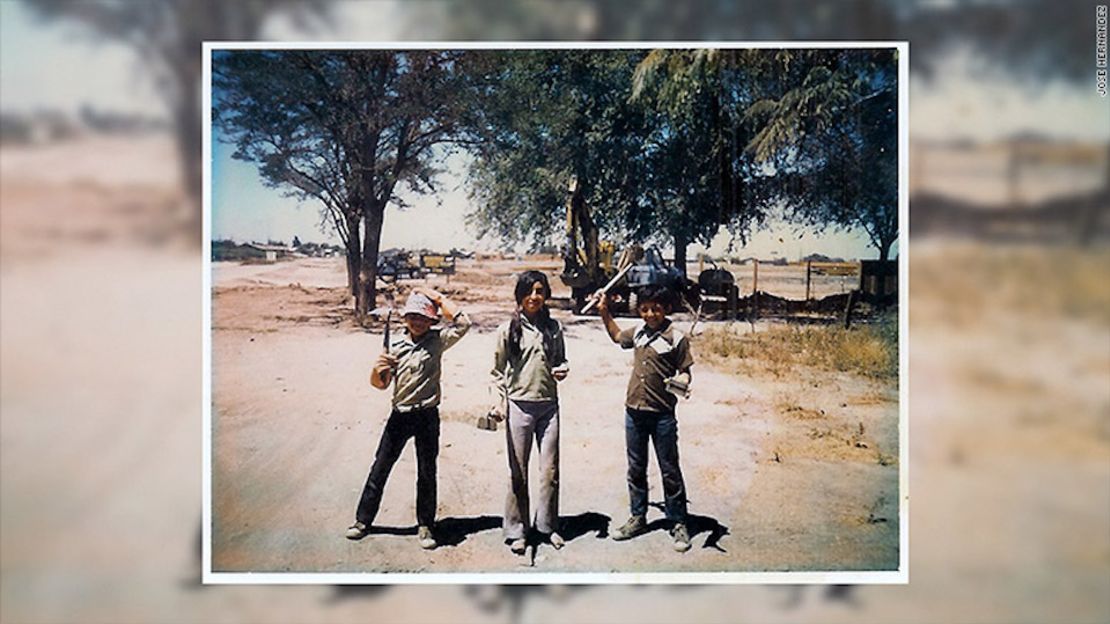 Jose (con el sombrero) con su hermana, Leticia y su hermano Gilberto.