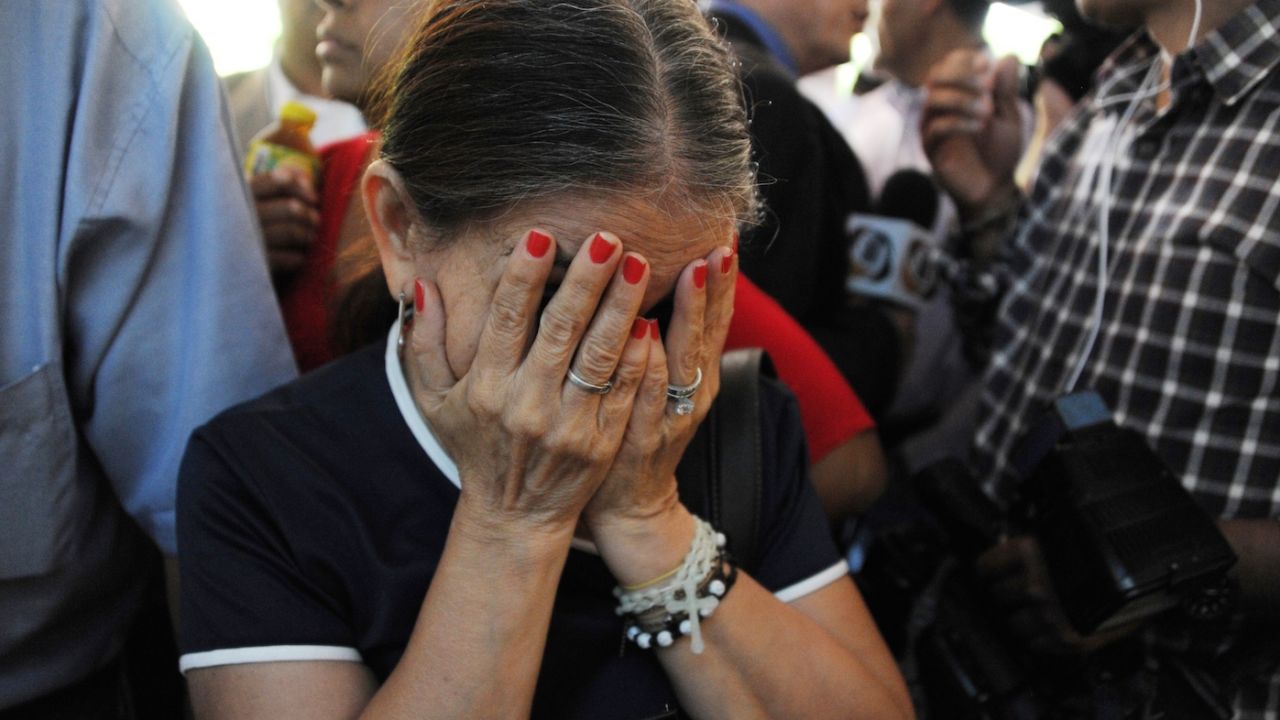 A saver cries at the head office of the Continental Bank in Tegucigalpa, Honduras, on October 12, 2015. The government announced they will warrant deposits of about 220.000 savers for amounts up to 9.000 US Dollars. The Continental Bank was shuted down by the goverment after the US accusations of money laundry linked with drug trafficking.   AFP PHOTO / Orlando SIERRA