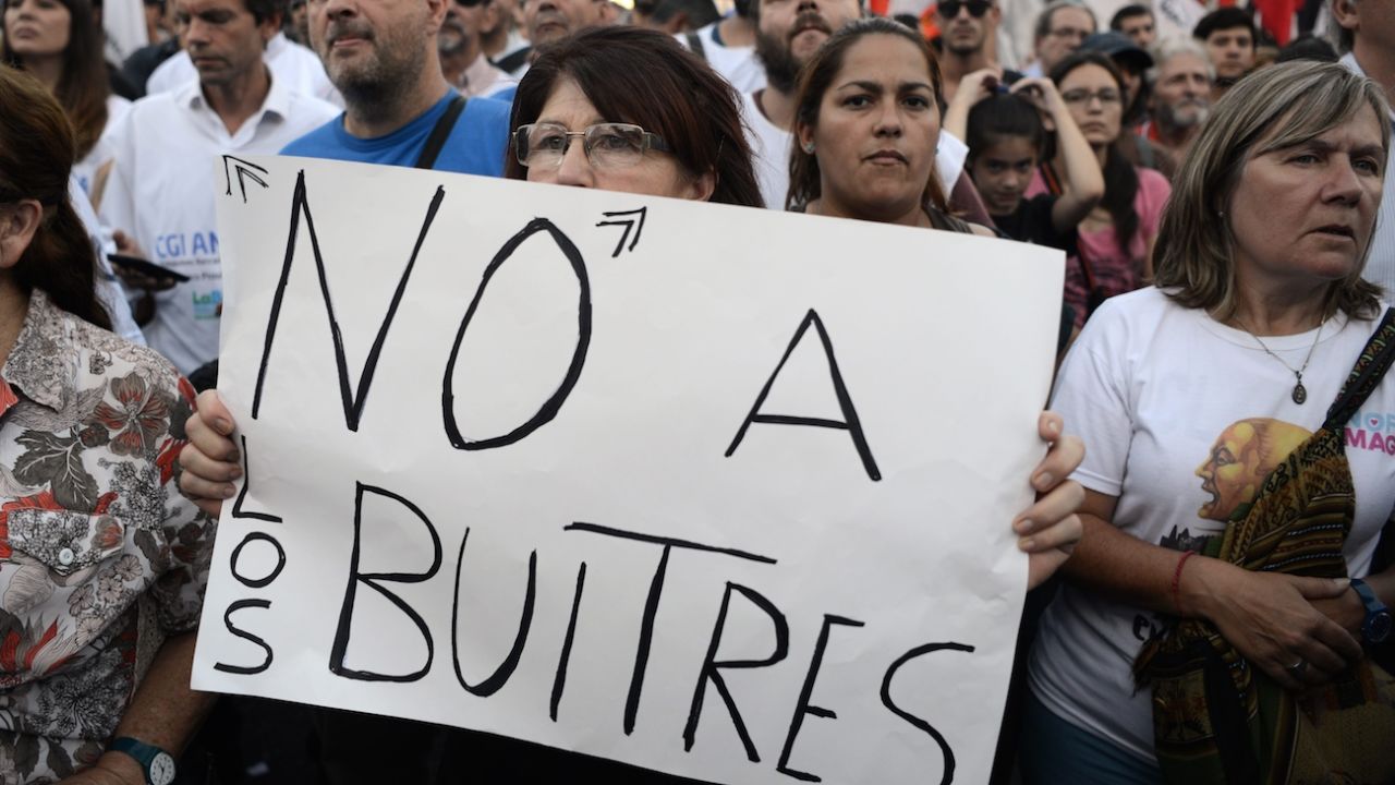 People demonstrate outside the National Congress in Buenos Aires, on March 15, 2015, against the bill brokered by Argentine President Mauricio Macri's administration, aimed at putting an end to Argentinas long-standing legal battle against so called vulture funds suing the country over its defaulted bonds more than a decade ago. The bill must be approved by the Congress.  AFP PHOTO / EITAN ABRAMOVICH / AFP / EITAN ABRAMOVICH