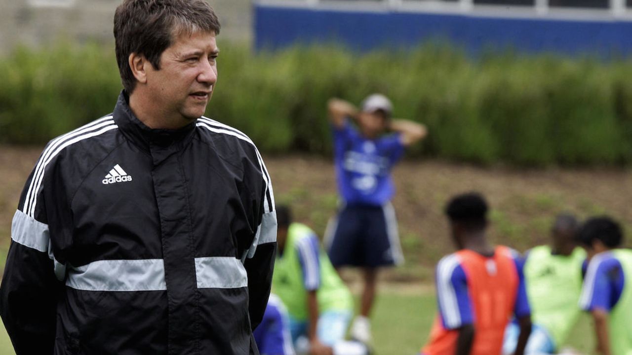 The coach of the Guatemalan national team, Colombian Hernan Dario "El Bolillo" Gomez, looks at his players during a training session in Guatemala City, on October 9th, 2007. Guatemala will face Mexico on October 17th in a friendly match in Los Angeles, US.  AFP PHOTO/Orlando SIERRA