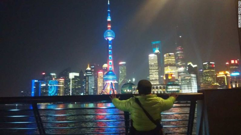 Shanghái - Quan Peng observa el distrito financiero de Pudong en Shanghái a lo largo del río Huangpu.