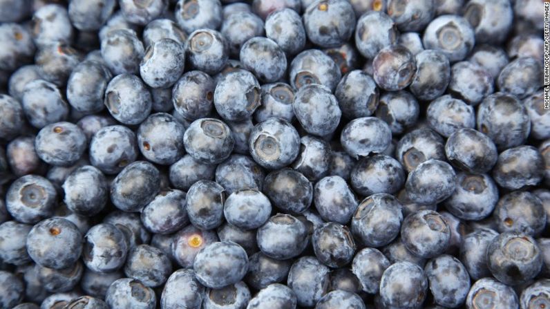 Aclamadas como un súperalimento, los arándanos están llenos de antioxidantes y fitoflavonoides, y también tienen alto contenido de potasio y vitamina C.