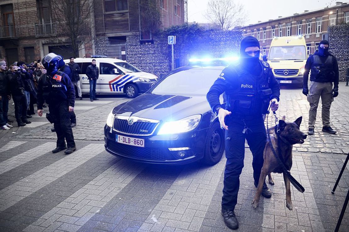 CNNE 267685 - belgium-france-attacks-police