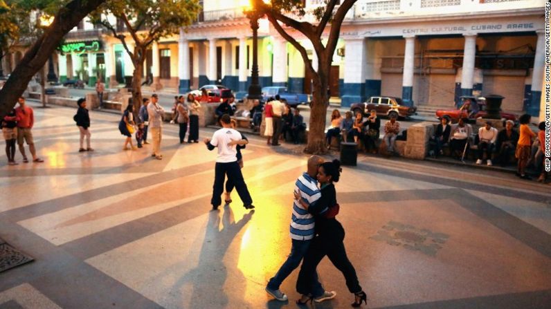 Cubanos bailan tango en medio del famoso bulevar Prado en La Habana Vieja.