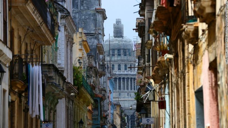 Si quieres visitar La Habana, no te pierdas estos lugares. Aquí, una calle en La Habana da un vistazo al edificio nacional del Capitolio.