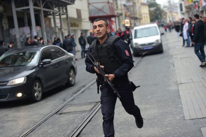 Un policía turco corre hacia el lugar en donde se registró un atentado terrorista en el distrito europeo de Estambul.