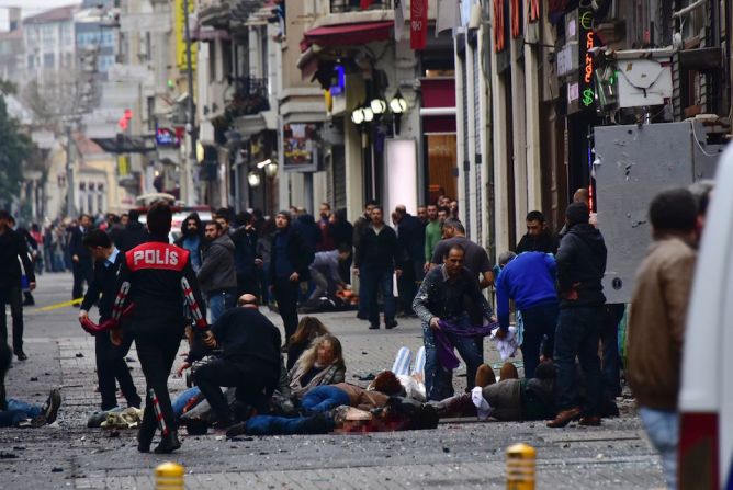 Varias personas heridas son auxiliadas pocos instantes después del atentado terrorista en Estambul.