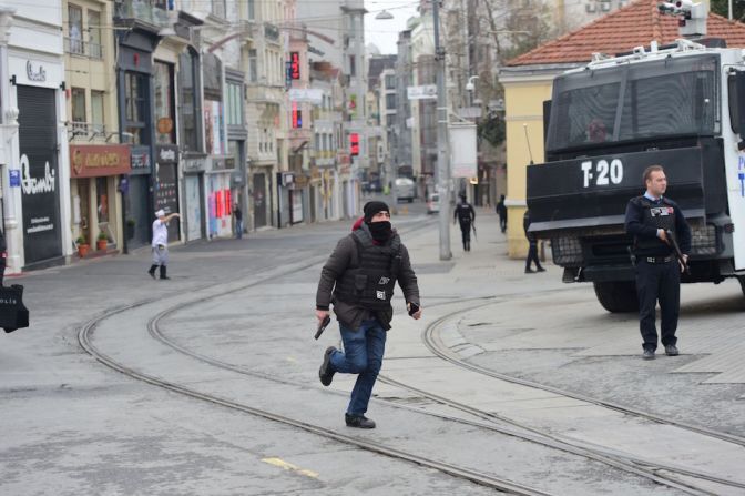 Un policía encapuchado se apresura a llegar al lugar en el que se registró el ataque suicida en Estambul.