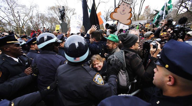 Varios detractores de Donald Trump enfrentaron a los policías de Nueva York cuando protestaban contra el precandidato republicano.