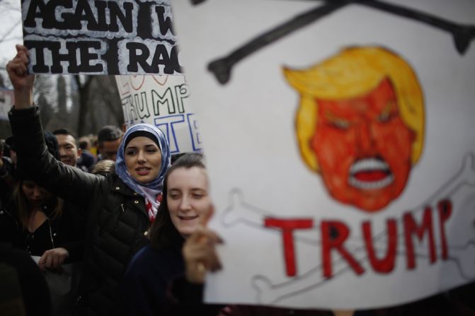 La marcha contra Donald Trump, en Nueva York, fue organizada por grupos que incluían activistas por los derechos de los inmigrantes.