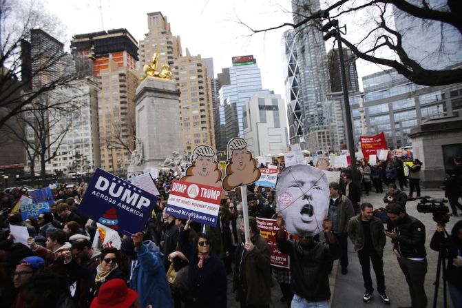 En Nueva York, los manifestantes portaban pancartas con mensajes como "#CrushTrump" (#Derrotar a Trump).