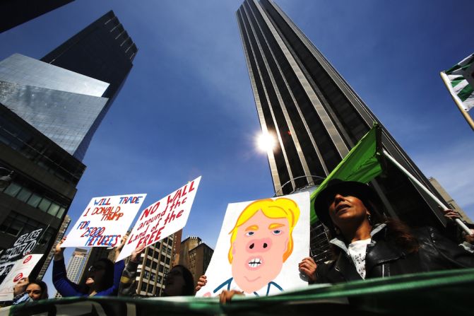 Un puñado de manifestantes fue rociados con gas pimienta y algunos detenidos por la policía, que intentaba impedir bloqueos en el tráfico de vehículos en Nueva York.