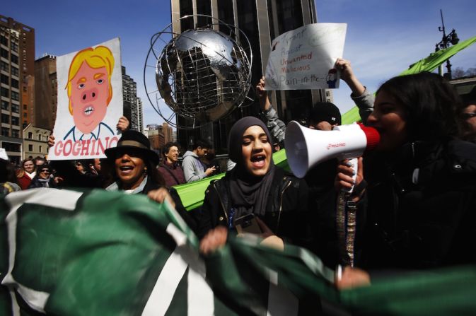 Una multitud de manifestantes se reunió en Manhattan para marchar desde Columbus Circle, en un extremo del Central Park, hacia la Trump Tower, en la Quinta Avenida de Nueva York.