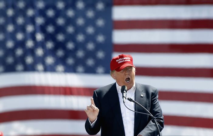 El aspirante presidencial republicano, Donald Trump, habla ante sus simpatizantes en Fountain Hills, Arizona.