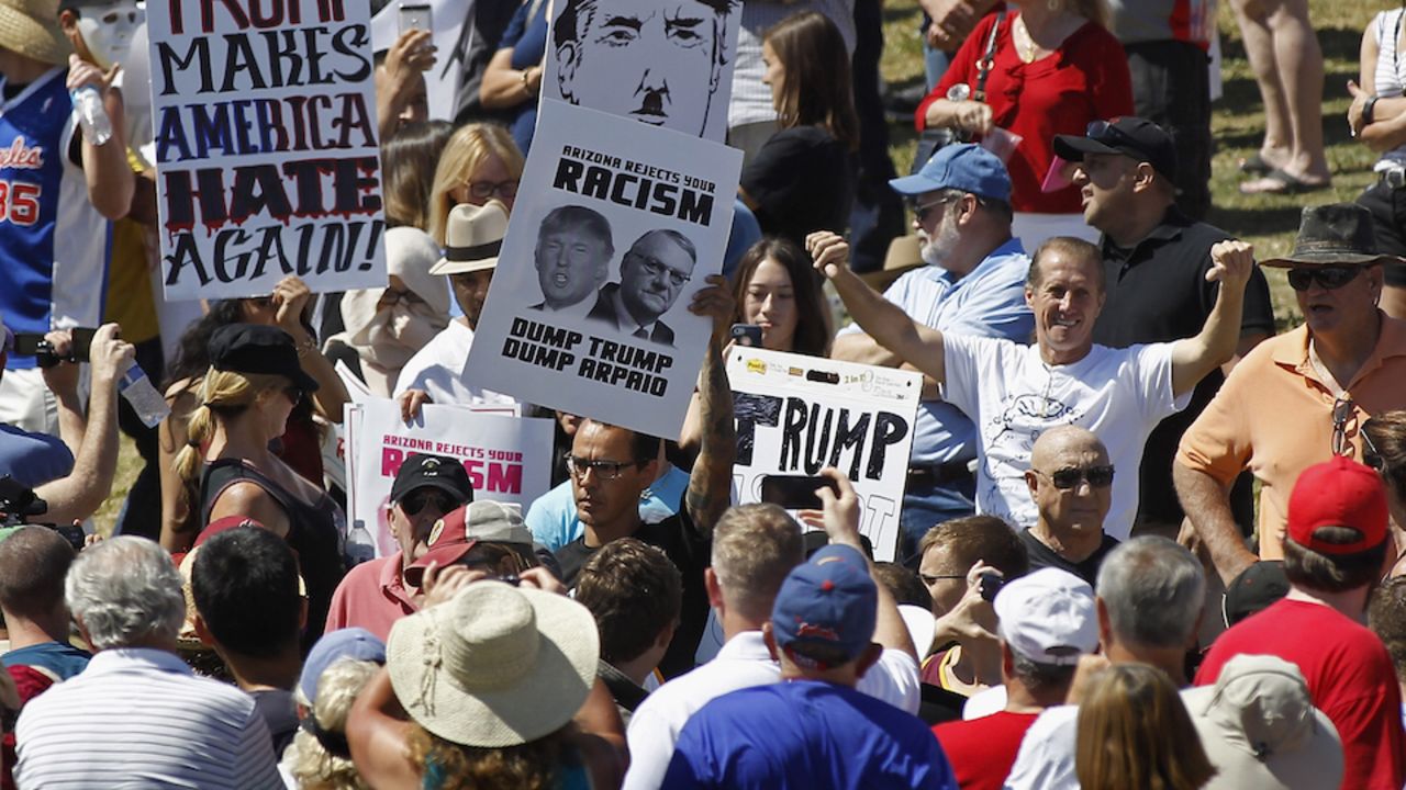 Un grupo de detractores del precandidato presidencial republicano, Donald Trump, se manifiesta en Fountain Hills, Arizona, durante un evento de campaña del magnate.