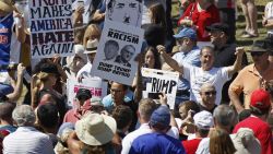 Un grupo de detractores del precandidato presidencial republicano, Donald Trump, se manifiesta en Fountain Hills, Arizona, durante un evento de campaña del magnate.