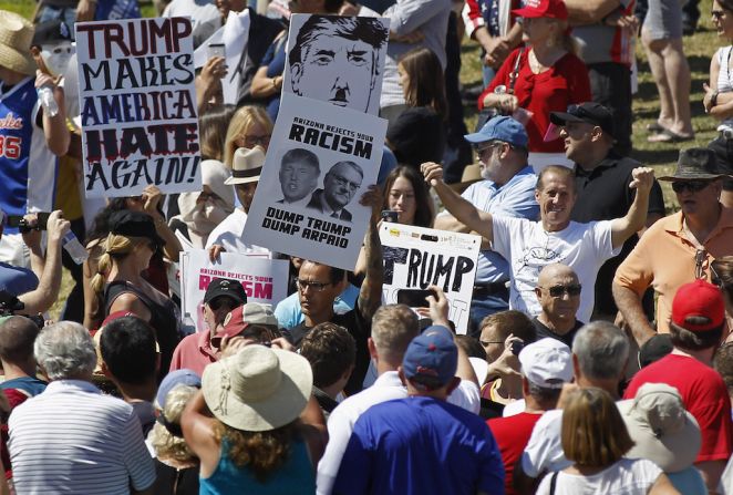 Un grupo de detractores del precandidato presidencial republicano, Donald Trump, se manifiesta en Fountain Hills, Arizona, durante un evento de campaña del magnate.