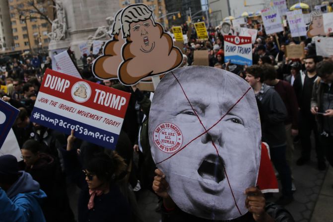 Cientos de manifestantes protestaron en Nueva York contra la retórica de Trump sobre la inmigración.