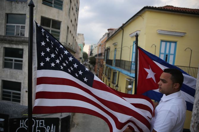 Las dos banderas de dos antiguos enemistados, EE.UU. y Cuba, ondean en La Habana.