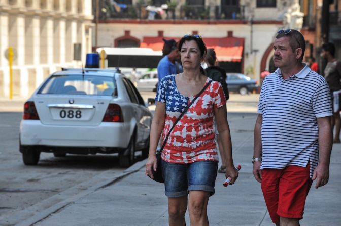 En las aceras de La Habana se pueden encontrar a muchas personas vistiendo los colores de la bandera de EE.UU. (CréditoL: YAMIL LAGE/AFP/Getty Images).