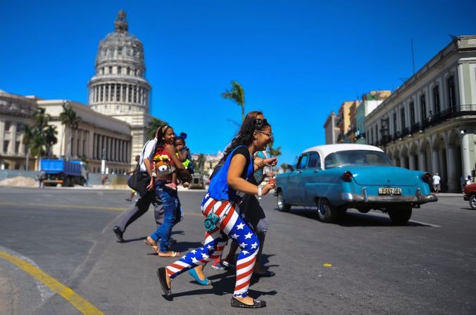 Una mujer cruza una avenida en el área del Capitolio de La Habana.