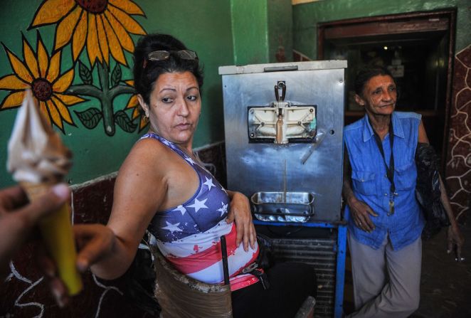 Una mujer sirve un helado en un negocio de La Habana.