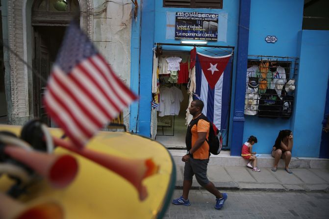 Una banderita de EE.UU. y una gran bandera de Cuba vistas en la Vieja Habana, poco antes de la llegada del presidente Barack Obama.