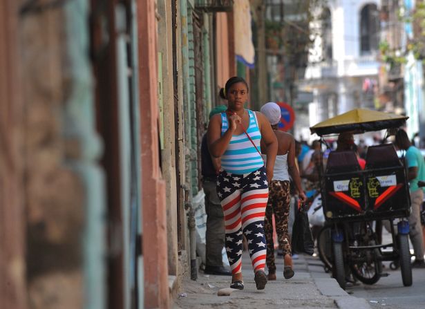 Una joven camina en un barrio del centro de La Habana vistiendo colores muy populares en estos días.