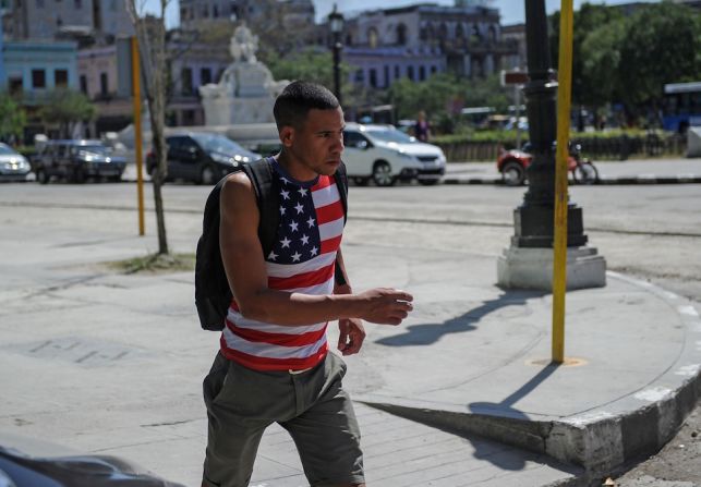 Una camiseta con el diseño de las barras y las estrellas fue la opción para este joven en la capital de Cuba.